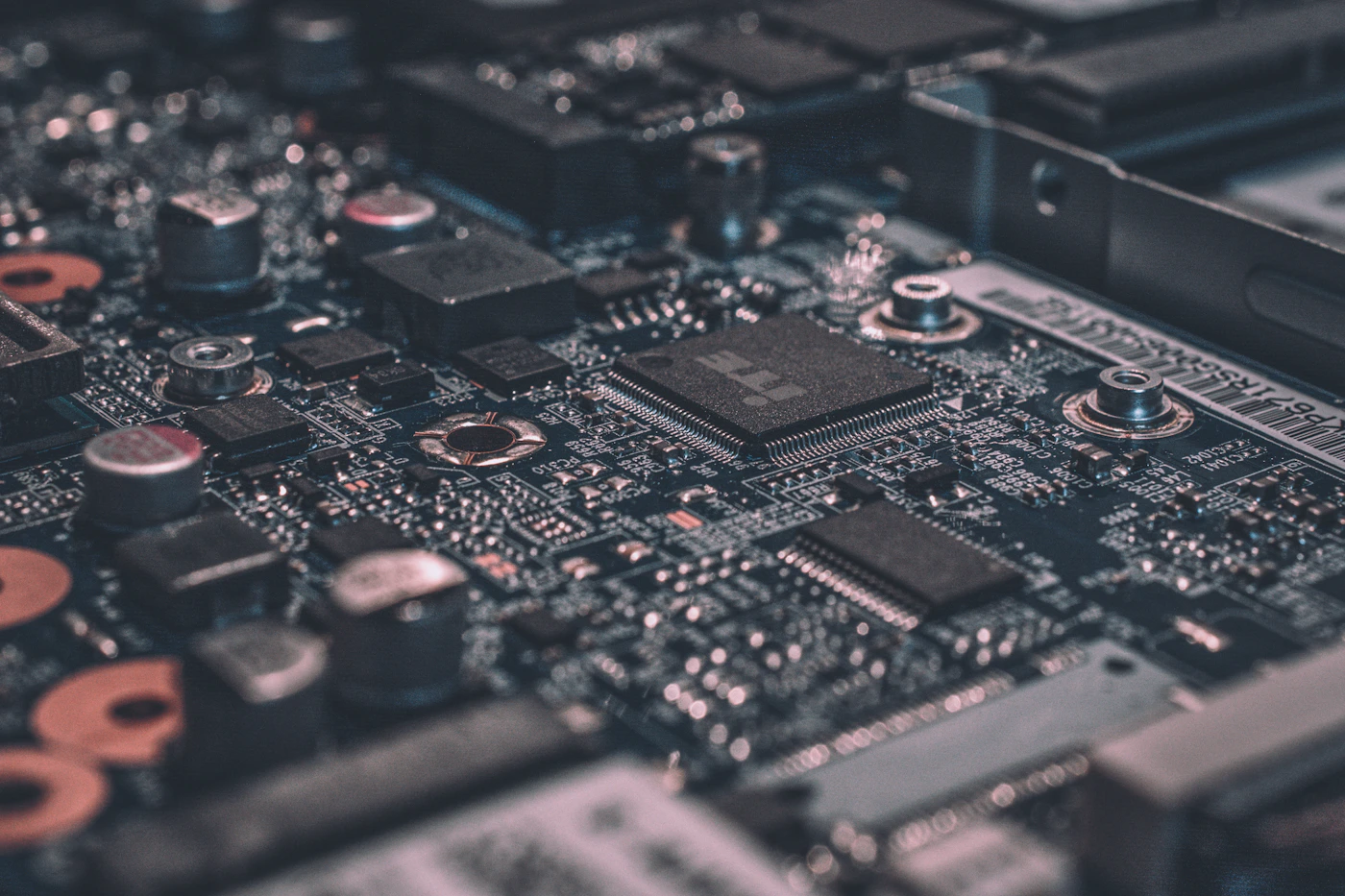 Sistema de visão de máquina inspecionando placas eletrônicas